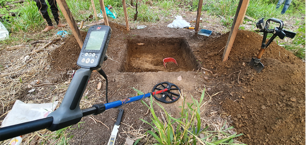 Excavacion-arqueologica-con-detector